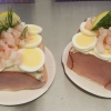 Idag är det fredag = smörgåsbakelser 
Skinka & äggcreme,  toppad med ägg, räkor, dill & citron. 