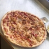 Tonfisk pizza med räckor och paprika på