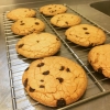 Kom förbi imorgon och prova våra nybakade chocolate chip cookies 