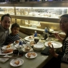 Fin familj njuter av Budda Khans rullbandsushi!