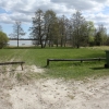  Badet från parkeringen, här står soptunnorna. 