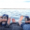 Bild av @lolloslife - Jag och min bästis  har det bästa tisdagsmyset. Vi är barnfria, vi har ätit chips till middag, vi dricker bärs, badar fötterna i havet, pratar om livet och har det fint. Livet är snällt #kärlek  #tingstädeträsk #bärs #bästisar #gotla