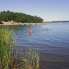 Badet är långsträckt så man kan simma ett par hundra meter längs stranden.