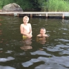 Bild från Grebobadet av @hangu79 - En fryslort och en badanka. Ungen till vänster brås på mig. 
Själv står jag i spöregn och tittar på...från bryggan.