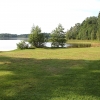 Liten sandstrand vid sjökanten.