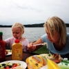Bild av @dkamp - Grillad korv vid #råbelövssjön med @sarahedlund87 @siggebitte ⛅️✌