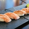 nigiri med flamberad lax