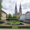 S:t Nicolai kyrkoruin med Skara domkyrka i bakgrunden, 15 maj 2019. Foto: Åke Johansson.