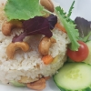 Vegansk stekris toppen med cashewnötter 