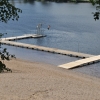 Ölsjöbadets sandstrand och bryggor