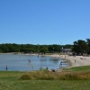 Blå himmel bjuds besökare på även idag. Det lutar mot en helg med sommartecken utan behov av täcken då värmelampan kommer att skina och sprida sina strålar på alla som önskar en fortsättning med sololja och sköna bad. Platon och Sokrates står och skiner i