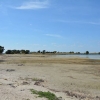 Vattnet drar medan sommaren stannar kvar. Utökad strandlinje tolkas som en kvardröjande sommar av både Platon och Sokrates, när de tidigt tränade sandstarter vid vattenlinjen. Helgen har varit sol och skön värme, stundtals vind i jazztakt men nu ligger to