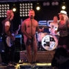 Bild från Harrys i Borgholm av @t23hotrod - Oskar i @Tredrag som framför 