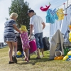 Husvagnsfamilj på väg mot havet.