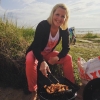 Bild från Haverdals Camping av @monalisacarlsson - Mat-Tina fixar grillen på stranden. Trevlig samvaro med make, broder Krister och Helena, Frida, Henrik, Vilgot och Ines.
