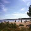 25 grader i skuggan och 20 på det långgrunda (17 på det djupa), kom och tillbringa en efterlängtad sommardag på stranden! Café, äventyrsgolf och restaurangen har öppet till 22 :)