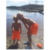 Bild från Playa De La Almön av @linalinisen - Grabbarna bus har vattenpistol krig 