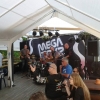 Nu har midsommarförfesten börjat...mega boys på scen...fullt ös
..