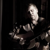 Lystring! Ikväll firar vi det vackra sommarvädret med en liten utekonsert. Klockan 19:00 spelar Jardar Johansen på restaurang Wallins terass. Ta grannen i hand och kom dit för att se denna skönsjungande, stilige, viking ta ton!