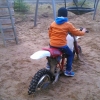 Vi har grävt ner en gammal motorcross utan motor på lekplatsen. Blir roligt för alla barn.