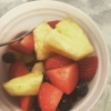 Bild av @be_inspired_4life - Lunch of today, fruit salad in the sun on the beach ☀️