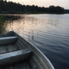 Bild av @dorro.se - Godmorgon! Jag sitter på en brygga vid en sjö. Morgonen är ganska kall men det är okej. Det är helt tyst över campingen. Hunden och jag njuter av naturen och tystnaden.