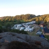 Vy från berget. Stugor, lekplats och servicehuset längst bort.