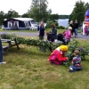 Barnen ville hjälpa clownen klä midsommarstången