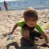 Bild från Beachen Nybrostrand av @y.loov - Benny på stranden med mormor och mamma och lillasyster