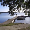 Badstrand och båtbrygga vid Lagnöviken