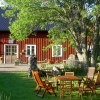 Trädgård med sittplatser vid Lagnö Studio.