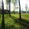 Campingen ligger naturskönt precis ovanför en sjö. 