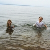Bild från Brevik Vätterns Strand av @carinaalmqvist - Kvällsdopp med kläderna på 