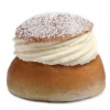 Nu är säsongen för semlor i full gång. Välkommen in till oss och köp din semla!