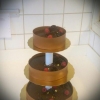 3 x bröllop på Tösse. Denna med mörk chokladmousse, chokladmarängbotten och pannacotta.