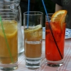 Flädersaft och jordgubbssaft i stora glas, färdiga att avnjutas. Foto: KP. Uppladdad av: 