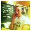 Ricky bakom...kaffemaskinen.