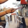 Det gäller att ta hand om vår älskade La Marzocco.
Fotograf: Johanna Arnström