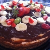 Cheesecake med choklad, jordgubbar och banan.