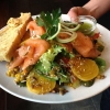 Mumsig sallad med massor av antioxidanter, kallrökt lax med omega 3 & 6. Piggar upp i höstmörkret!