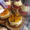 Idag säljer vi moussebakelser med passionsglaze! Mmmmmmm...