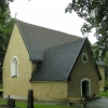 Hammarby kyrka en mulen dag med regntunga moln