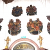  Kyrkan har många begravningsvapen som hänger på flera ställen.