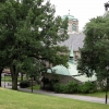 I gröna lummiga kullar ligger kyrkan mjukt Juli 2010