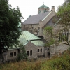 I gröna lummiga kullar ligger kyrkan mjukt Juli 2010