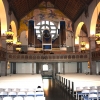  Kyrkans orgel sett från altaret.