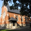 Kyrkan byggd i nygotisk stil och har fasad i rött maskinslaget tegel Augusti 2010