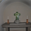 I nedervåningens lillkyrka ett fint litet kors av José Samson