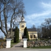 Väddö kyrka ligger vid väg 283, ca 15 km söder om Grisslehamn