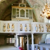  På läktarbarriären är uppsatta 13 stycken skulpturer från kyrkans forna altarskåp.